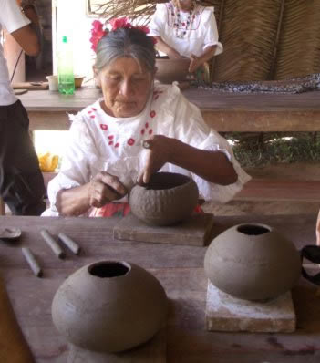 Chazutina fabricando ceramicas