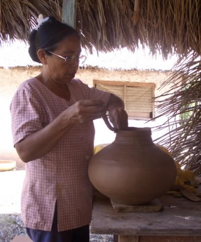 Fabricando ceramica - olla de barro en Chazuta